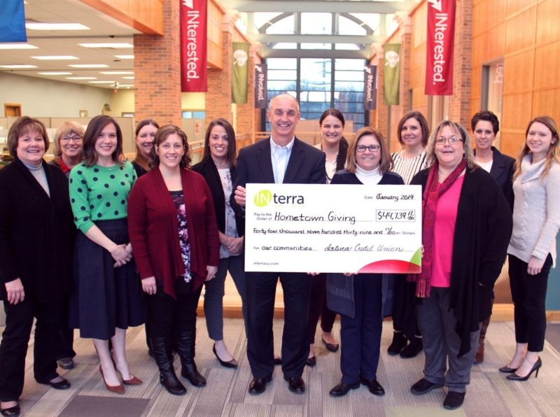 Interra Credit Union, su personal y sus socios recaudaron casi $45,000 para diversas agencias en cinco condados durante la 25.ª edición anual del proyecto de servicio navideño Hometown Giving. Otro año récord, representa un aumento de $3,500 con respecto al año anterior. Interra Credit Union, its staff and members raised almost $45,000 to a variety of agencies across a five-county area during the 25th annual Hometown Giving holiday service project. Another record-setting year, it represents a $3,500 increase over last year.